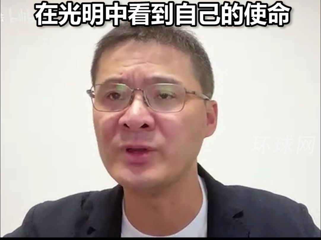 罗翔给同学们的毕业寄语:你我不过天地间一凡尘,但愿我们都能尘随光舞,在光明中看到自己的使命哔哩哔哩bilibili