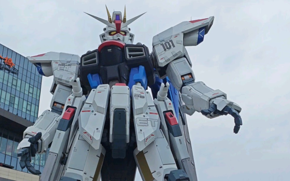 上海lalaport自由高达立像演出 机动战士高达seed二十周年