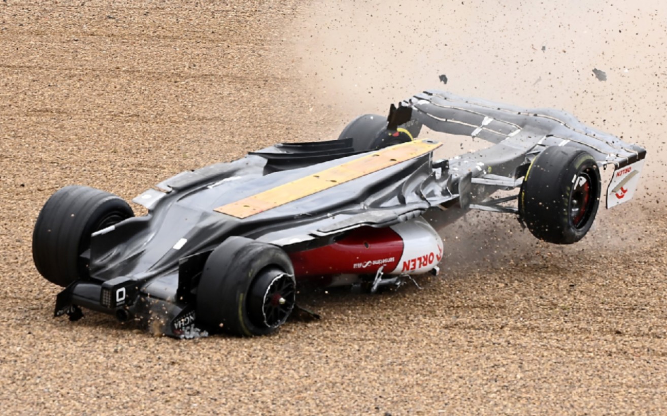 【f1官方回放】银石大奖赛周冠宇惨烈翻车 万幸人没事!