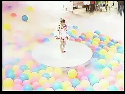 Video herunterladen: 【昭和偶像们令人着急的英语发音】渡辺美奈代-PINKのCHAO（1987.4.24）