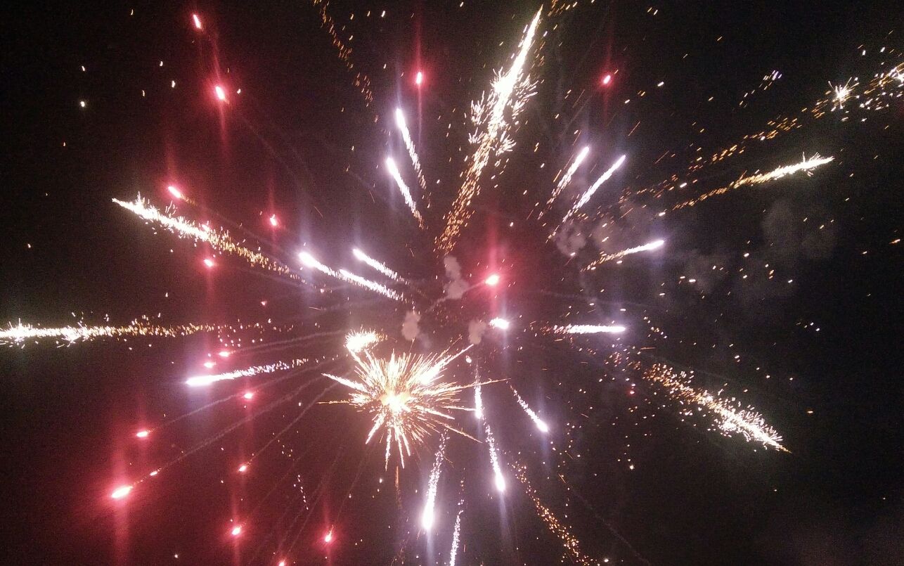 很尴尬放烟花用烟头没点着最后还是我父亲帮忙点着的