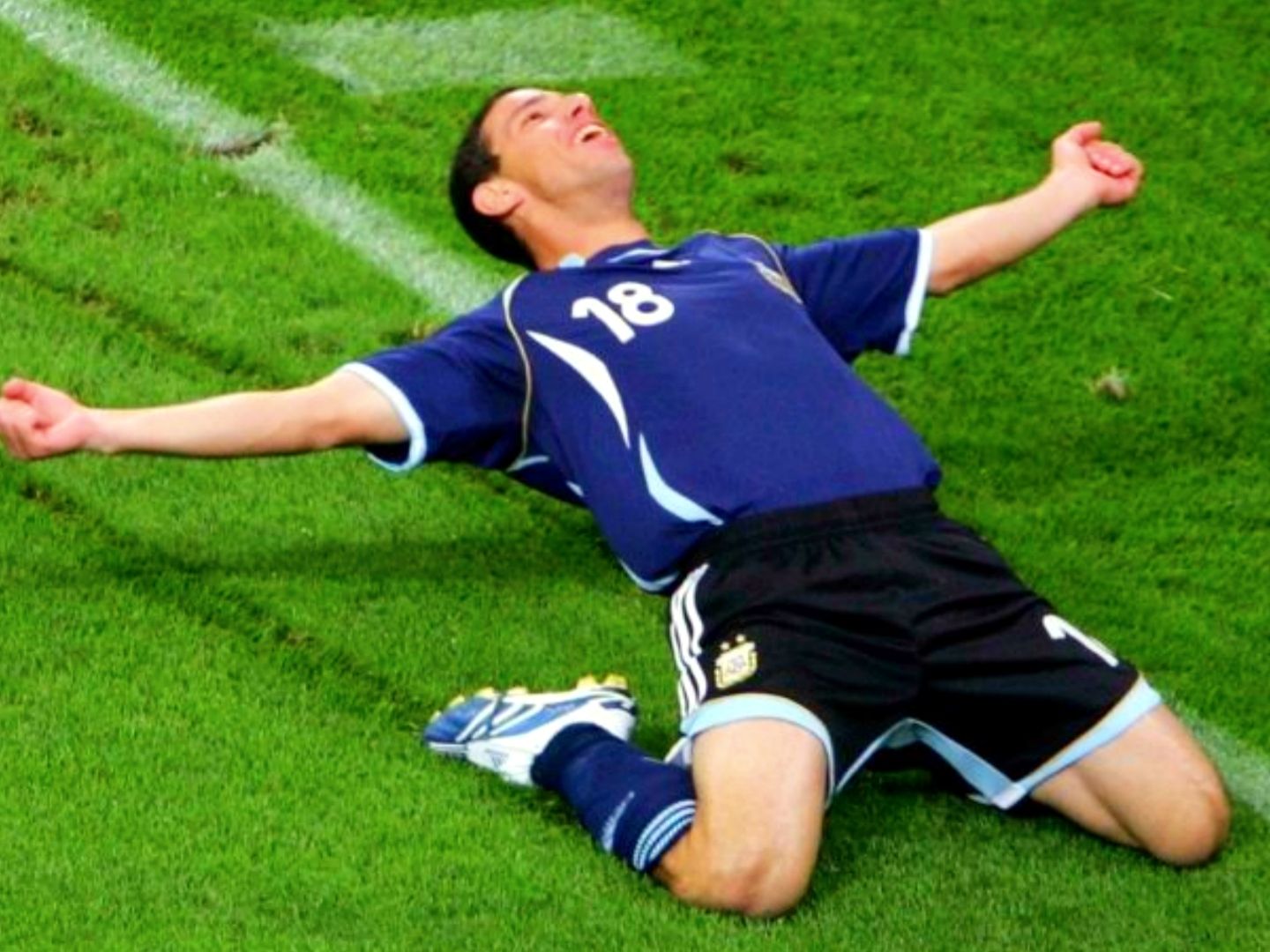 足球比赛中进球,球员使用滑跪动作庆祝,膝盖不会感到疼吗?