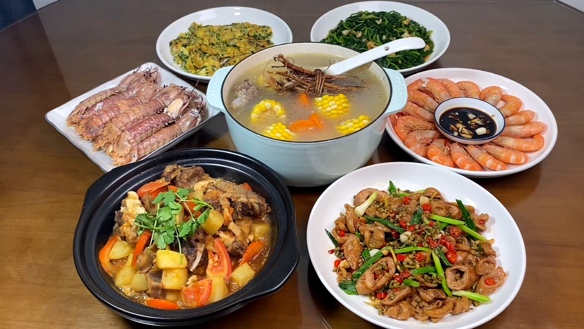 湛江家庭的晚餐,有海鲜有炖排骨还有酸辣肥肠,大家都说太好吃了