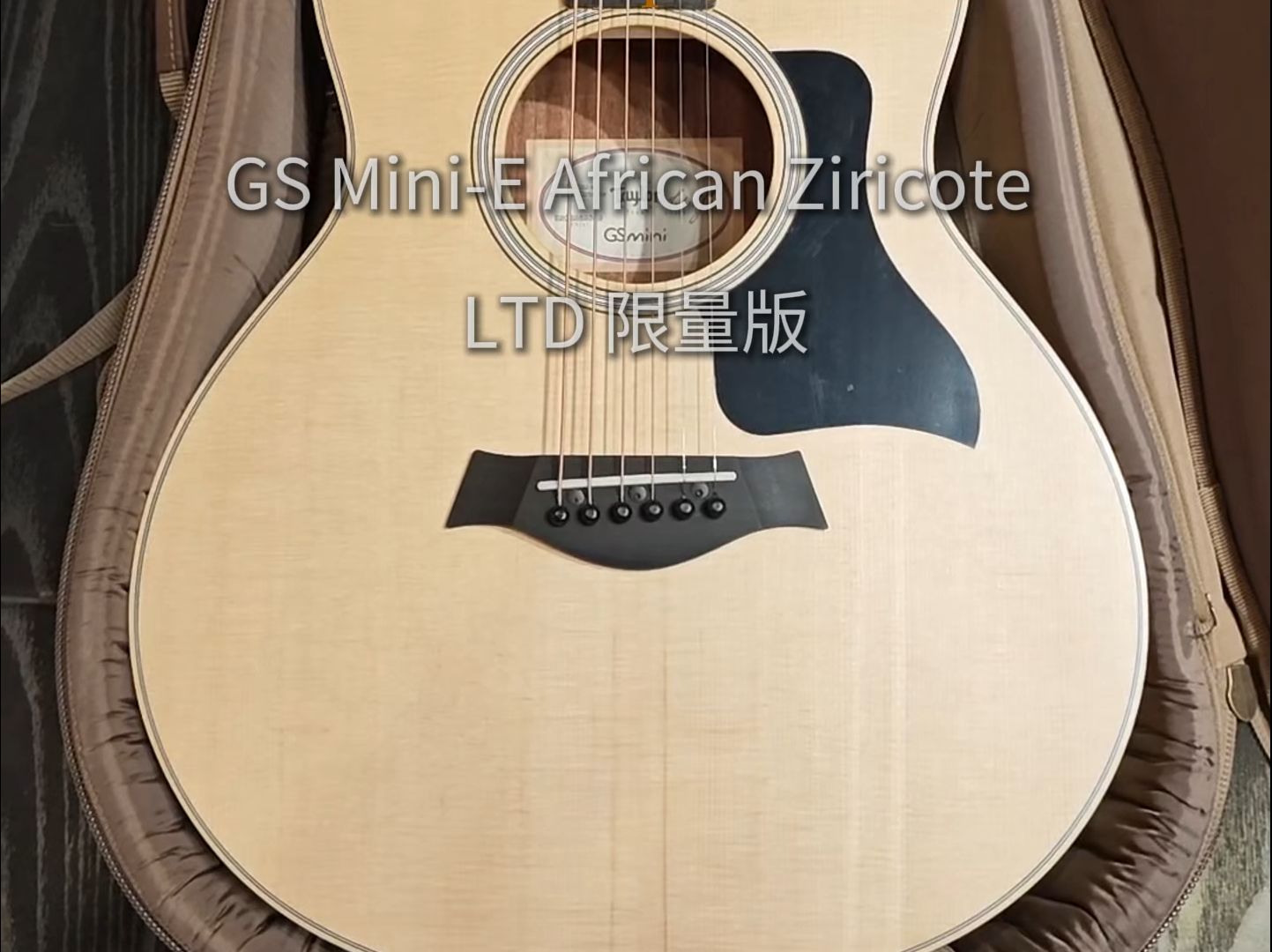 Gs Mini 作为Taylor畅销的型号,新的限量版延续该系列优秀的声音和高演奏性.采用非洲十二雄蕊破布木背侧板视觉效果超赞,内置ESB拾音器让表演变得...