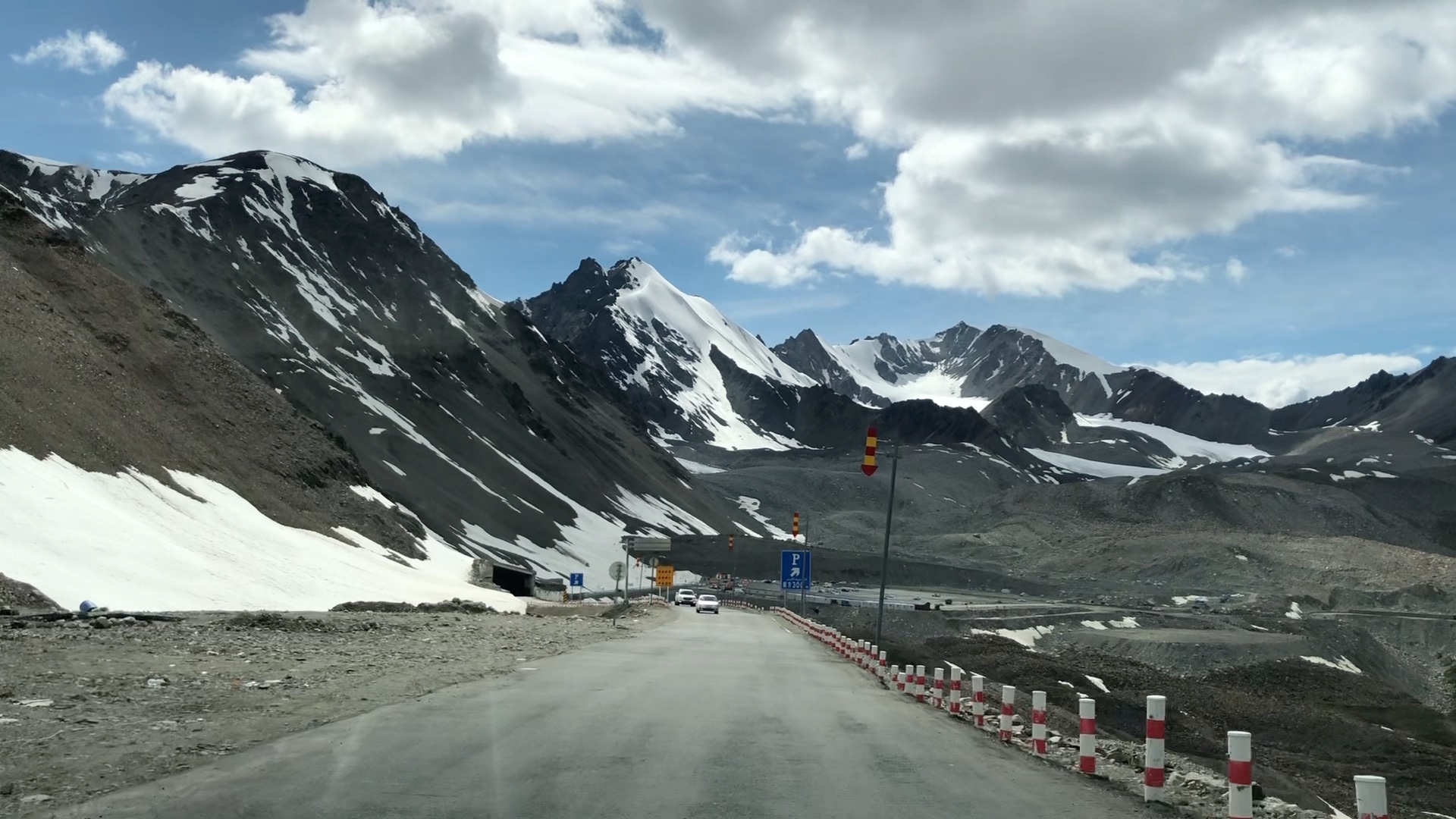 独库公路上的雪山路段