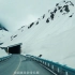自驾独库公路看到世界上唯一的防雪长廊。被六月天厚厚的积雪惊呆