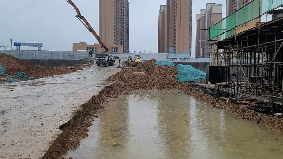 雨天工地玩水