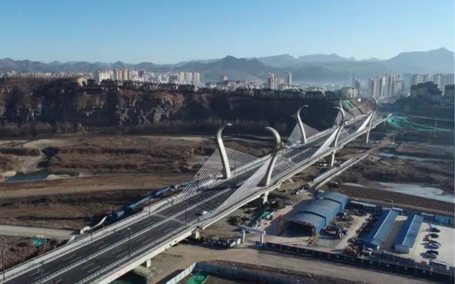 橋上看橋:京沈高鐵承德跨灤河2號特大橋上望閆營子大橋(跨徑80 2×150