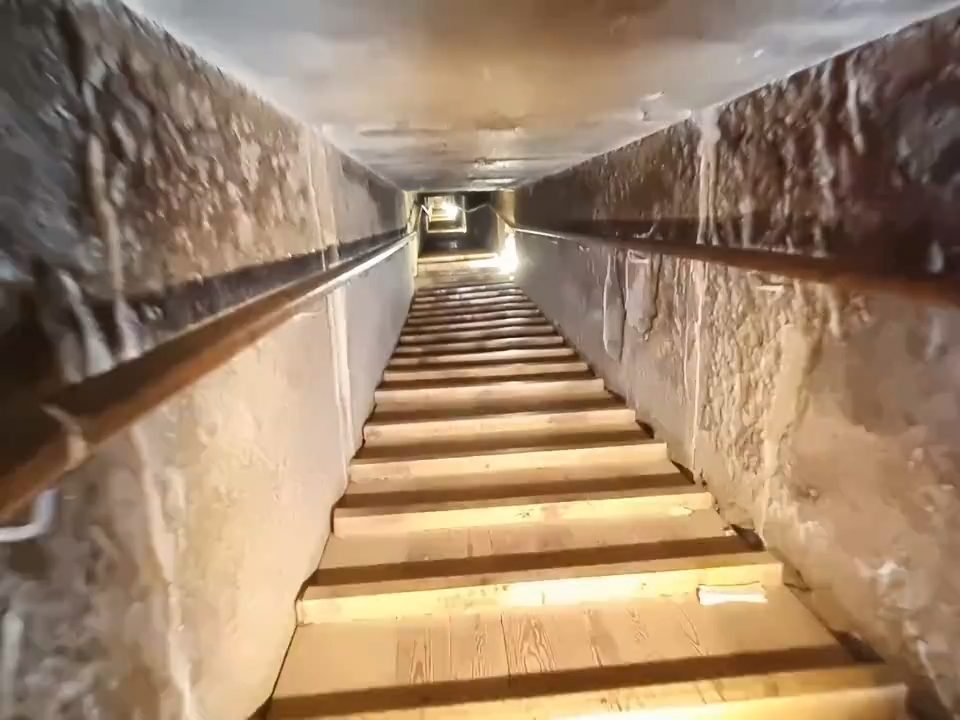 达舒尔金字塔内部的样子