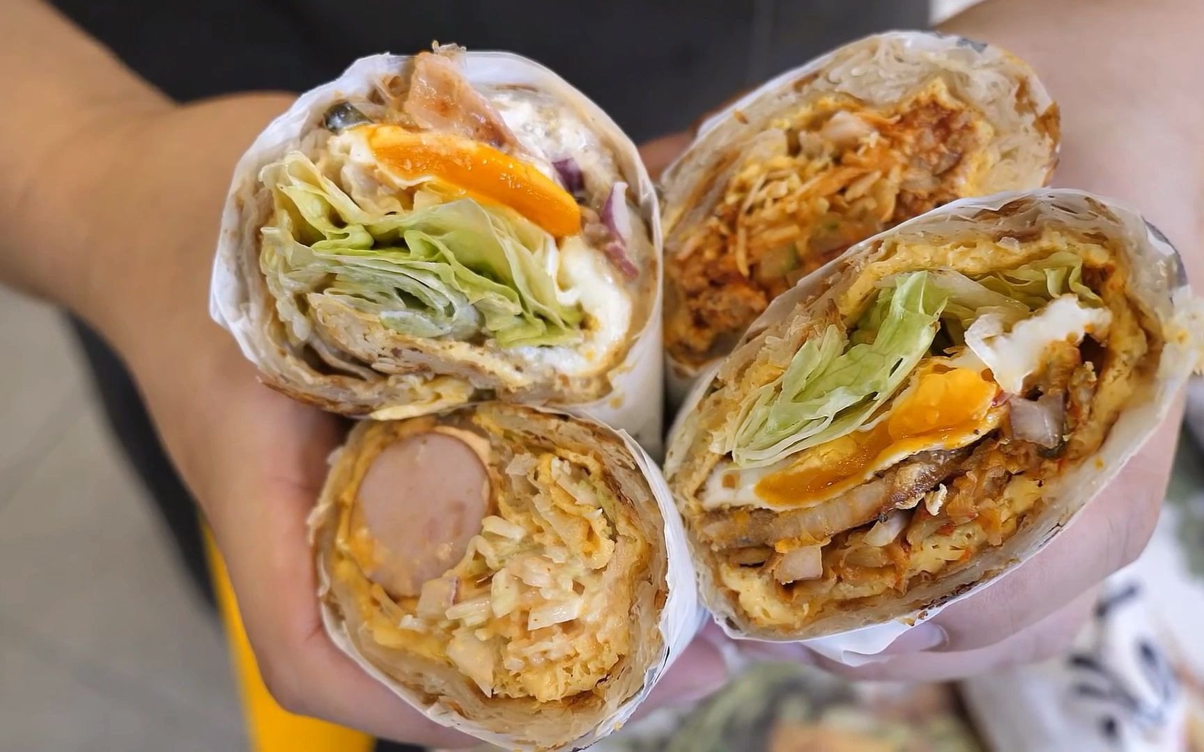 太香了,把3块钱的鸡蛋煎饼卷,硬生生做成15块的样子!