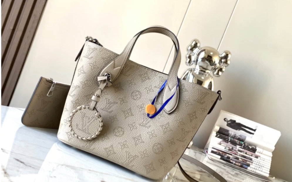 说一下原单lv路易威登m21849大象灰色本款blossom 小号手袋选用镂花