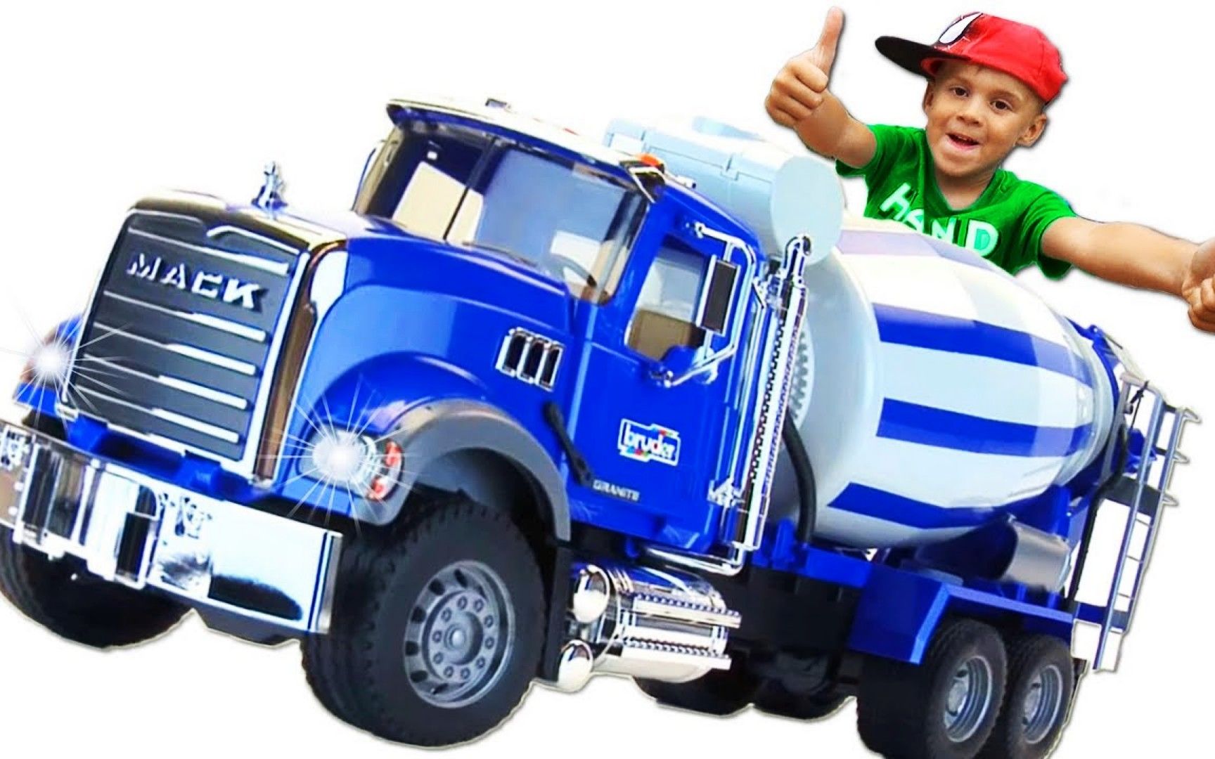 搞笑萌娃生活:男孩的布鲁德混凝土卡车,厨房帮妈妈做美食?