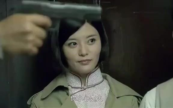 卧底假装枪毙地下党,女特务得意偷笑,不料卧底调转枪口把她毙了