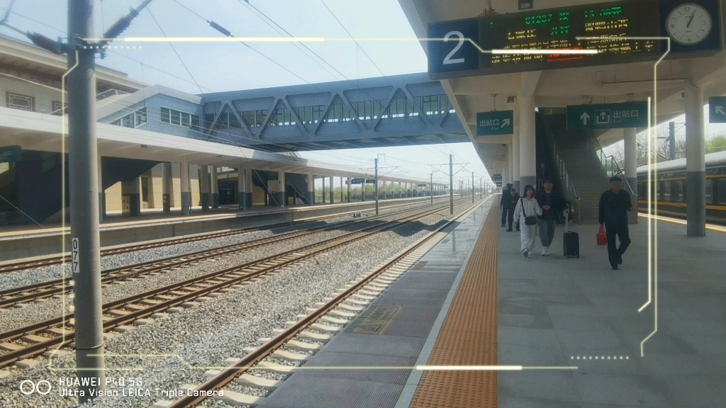 g1237次列车驶入兴城西站