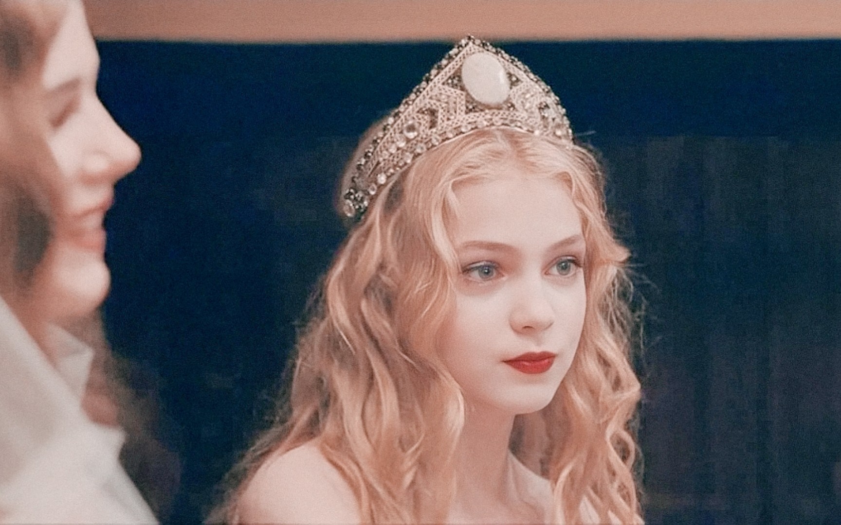 她妈为了金钱,"小公主"薇奥莉塔(安娜玛利亚61沃特鲁梅 饰)沦为艺术