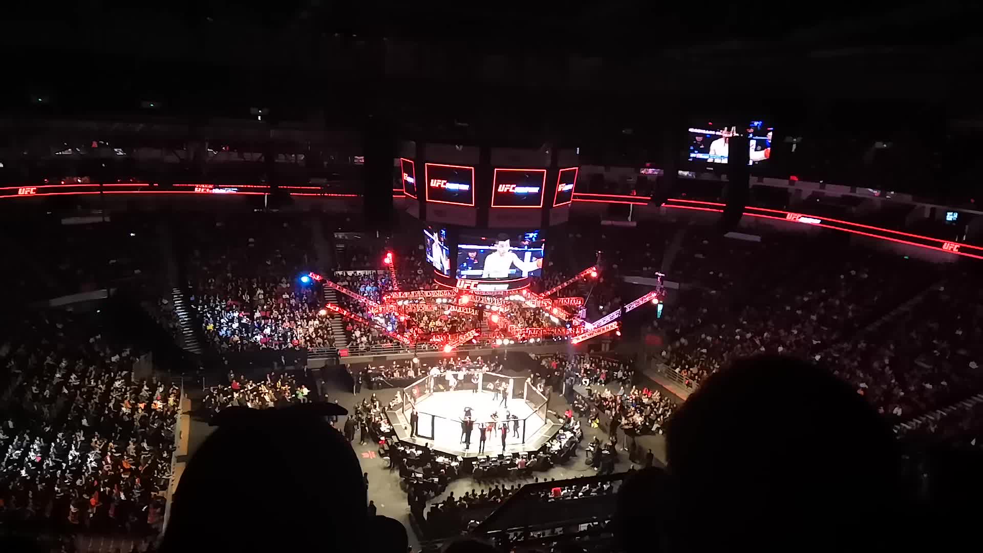 前面宗皇的比赛让我喊哑了喉咙,我一直在看台上喊:"前手拿高,小心对方