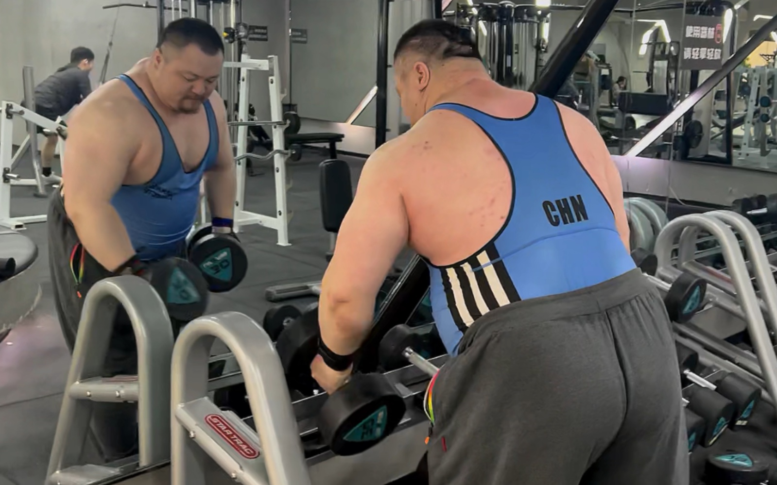 体重316斤胖壮男练练30kg哑铃侧平举飞鸟