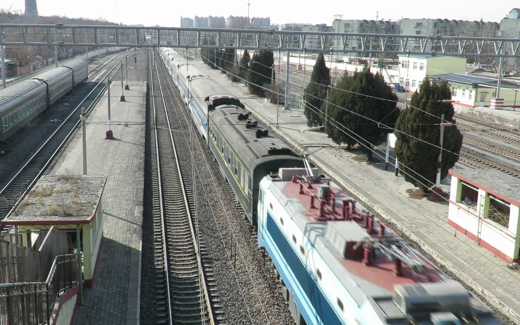 铁路古早视频蓝色高级双层车y512通过良乡