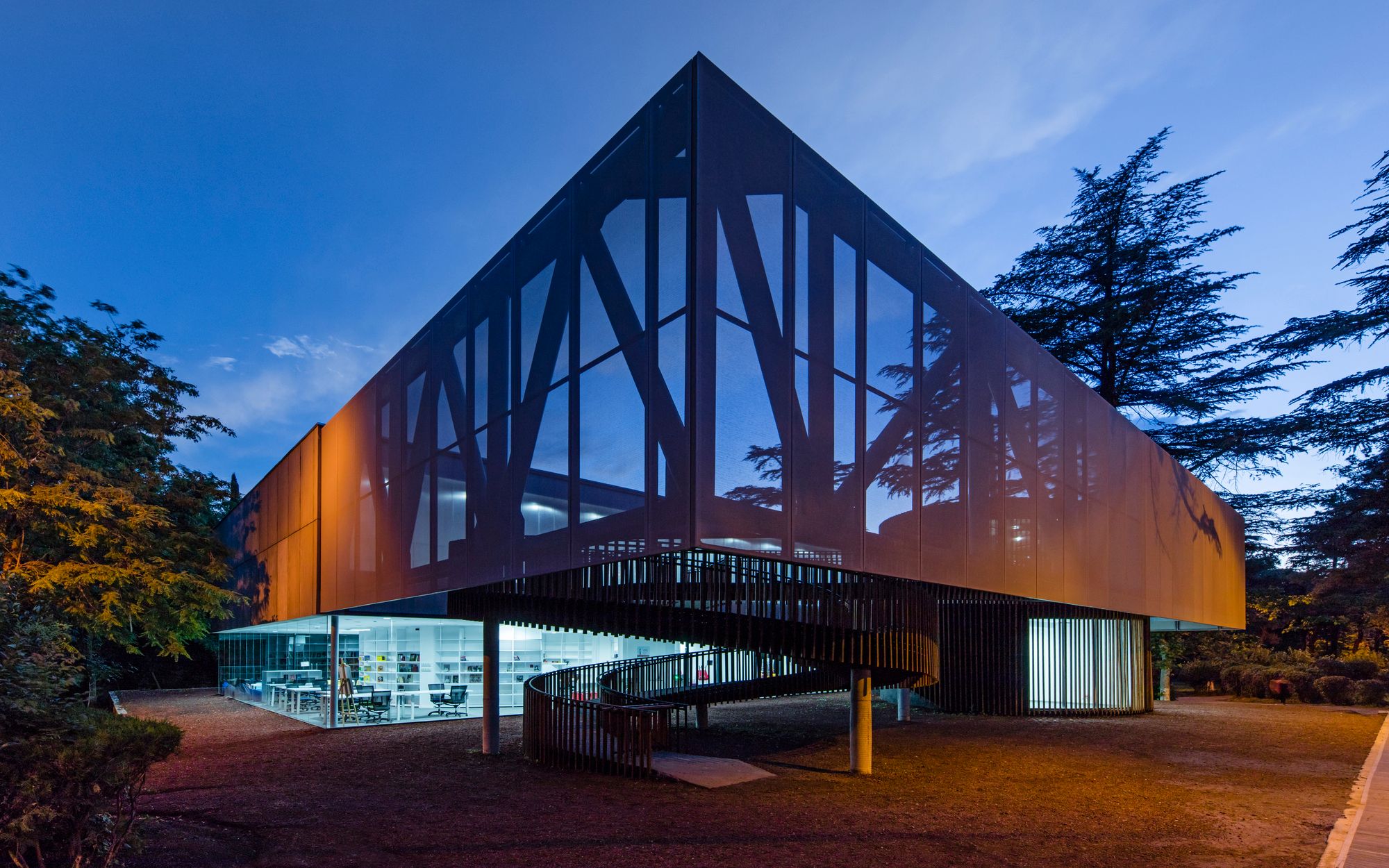 【建筑速览】流动形体在悬浮框架内展开!