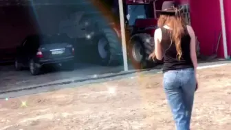 工人上班期间打瞌睡操作失误，导致收割机起火被烧毁。