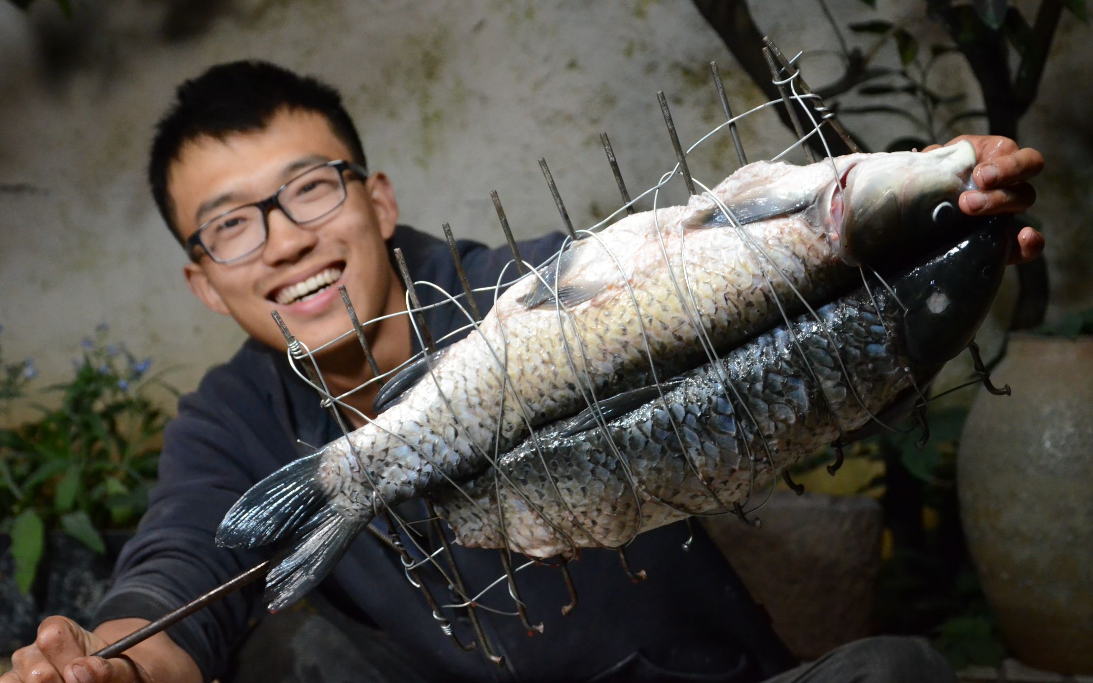 兄弟倆凌晨兩點不睡覺,烤5斤大草魚當夜宵,網友:我都饞死了!