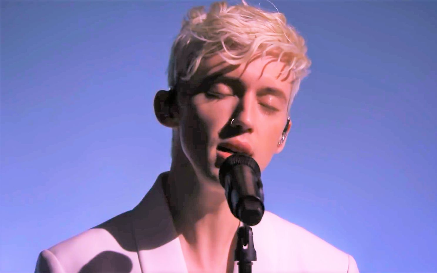 天使男孩戳爷sivan最新表演《被抹去的男孩》主题曲revelation