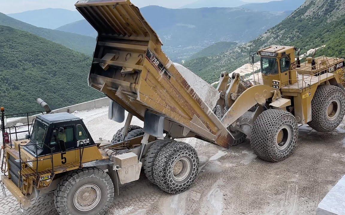 卡特彼勒992d轮式装载机在自卸车上装载巨大的大理石块-birros大理石