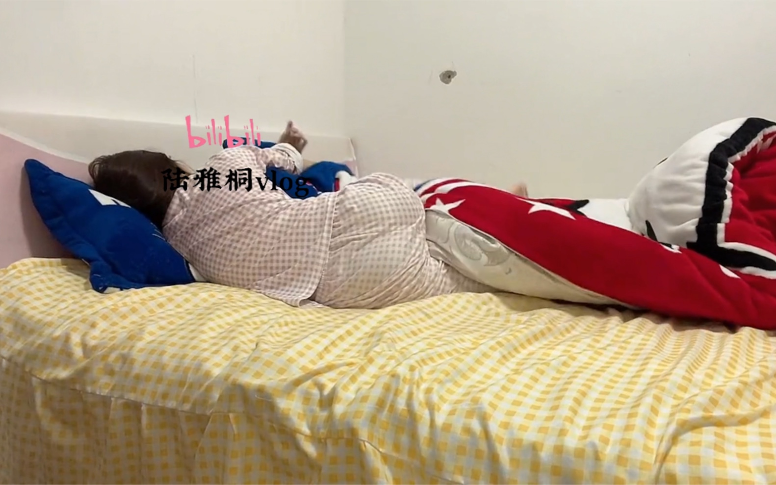 夹被子睡觉真的是太舒服了网友女生都是这样的吗