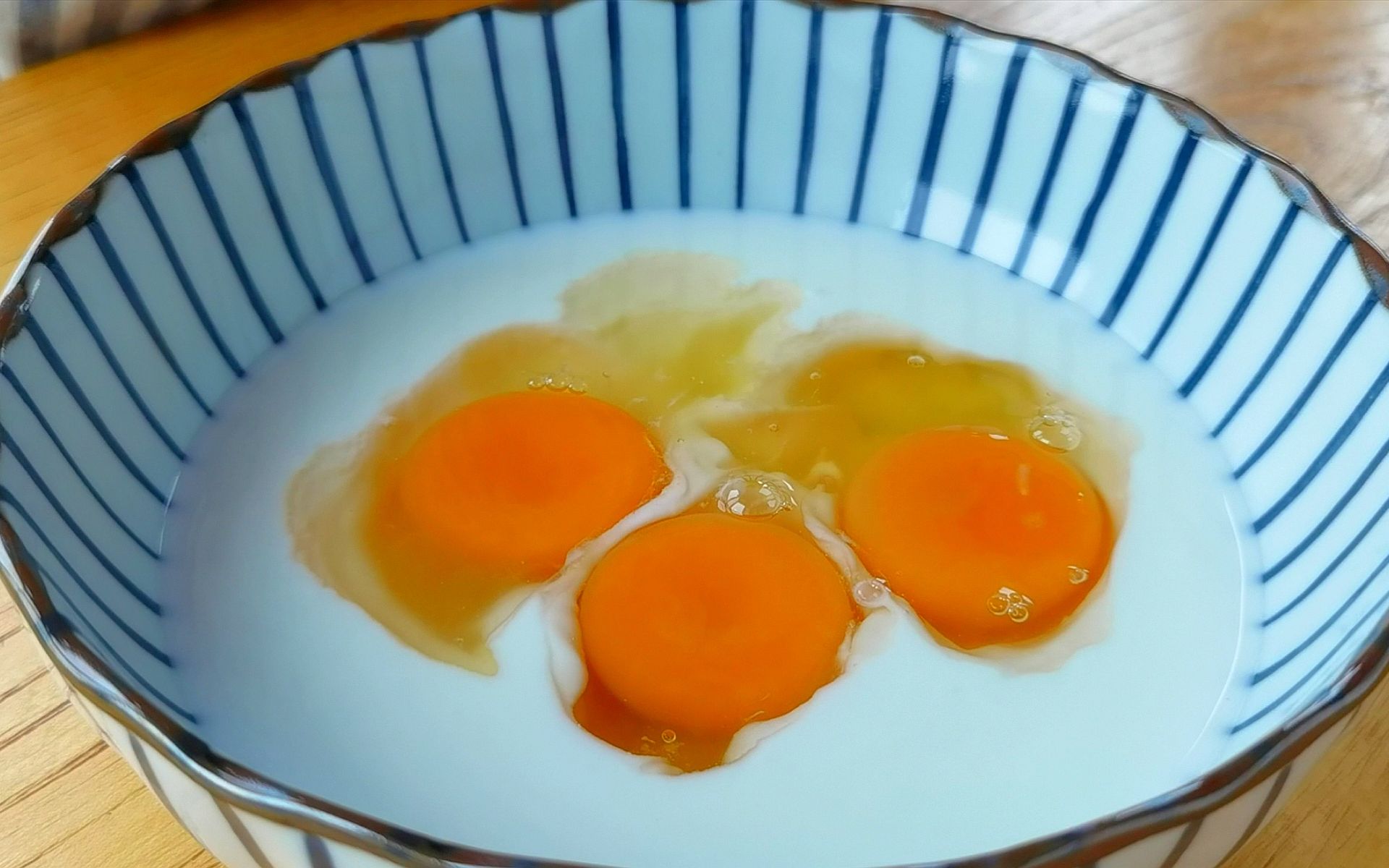 酸奶里加3个鸡蛋,教你解馋吃法,挑食的孩子都爱吃,比吃肉还香