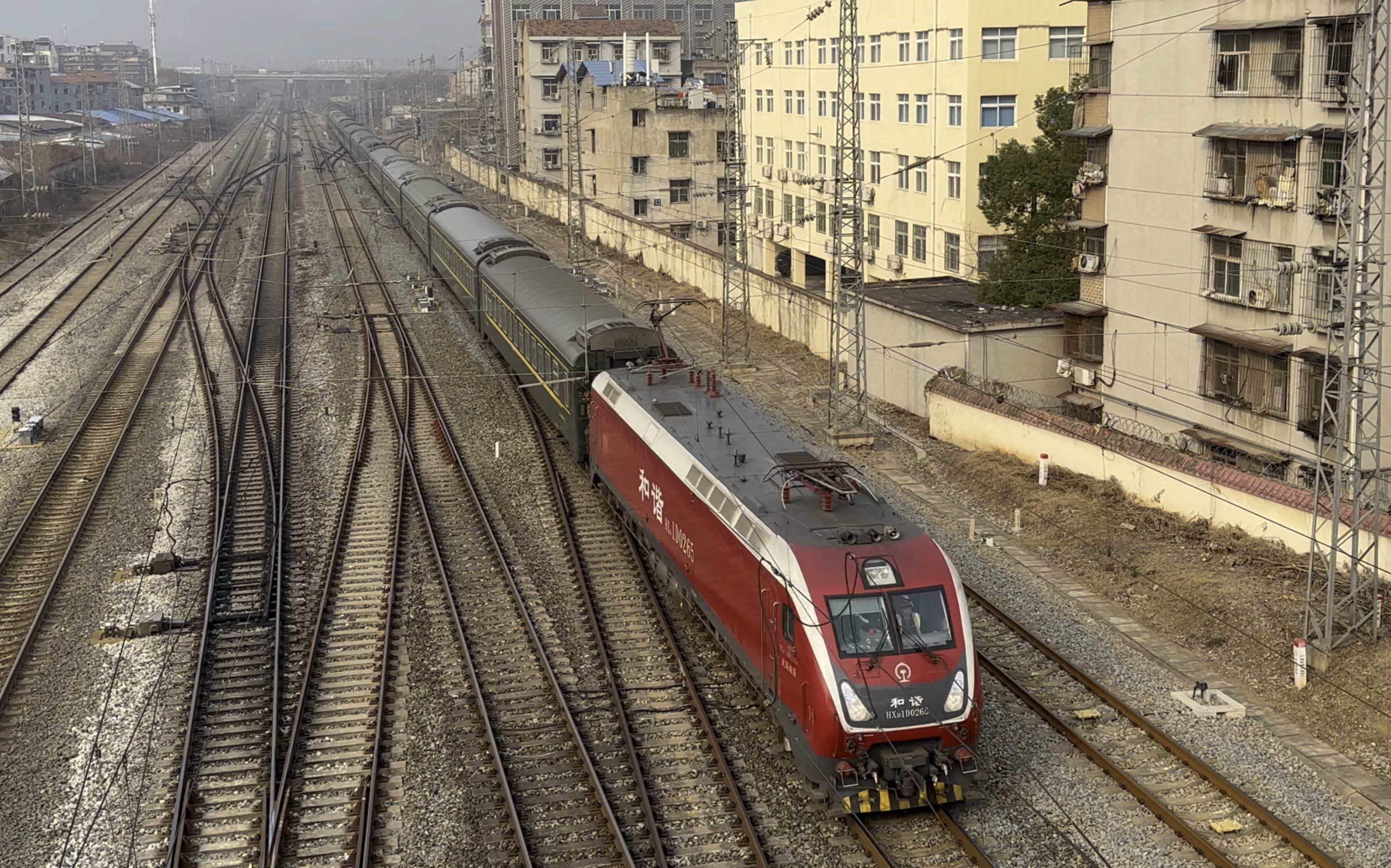 京广线:武局南段hxd1d牵引t127次通过汉西站