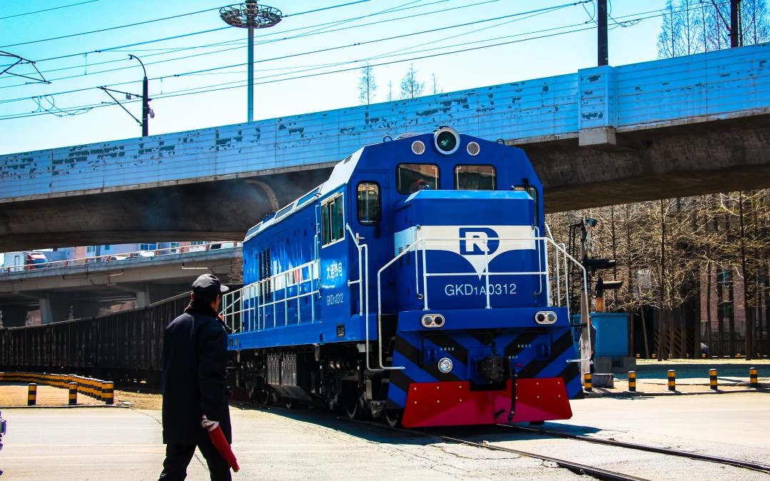 开往大连造船厂的gkd1a/工矿电1a机车_哔哩哔哩 (゜-゜)つロ 干杯