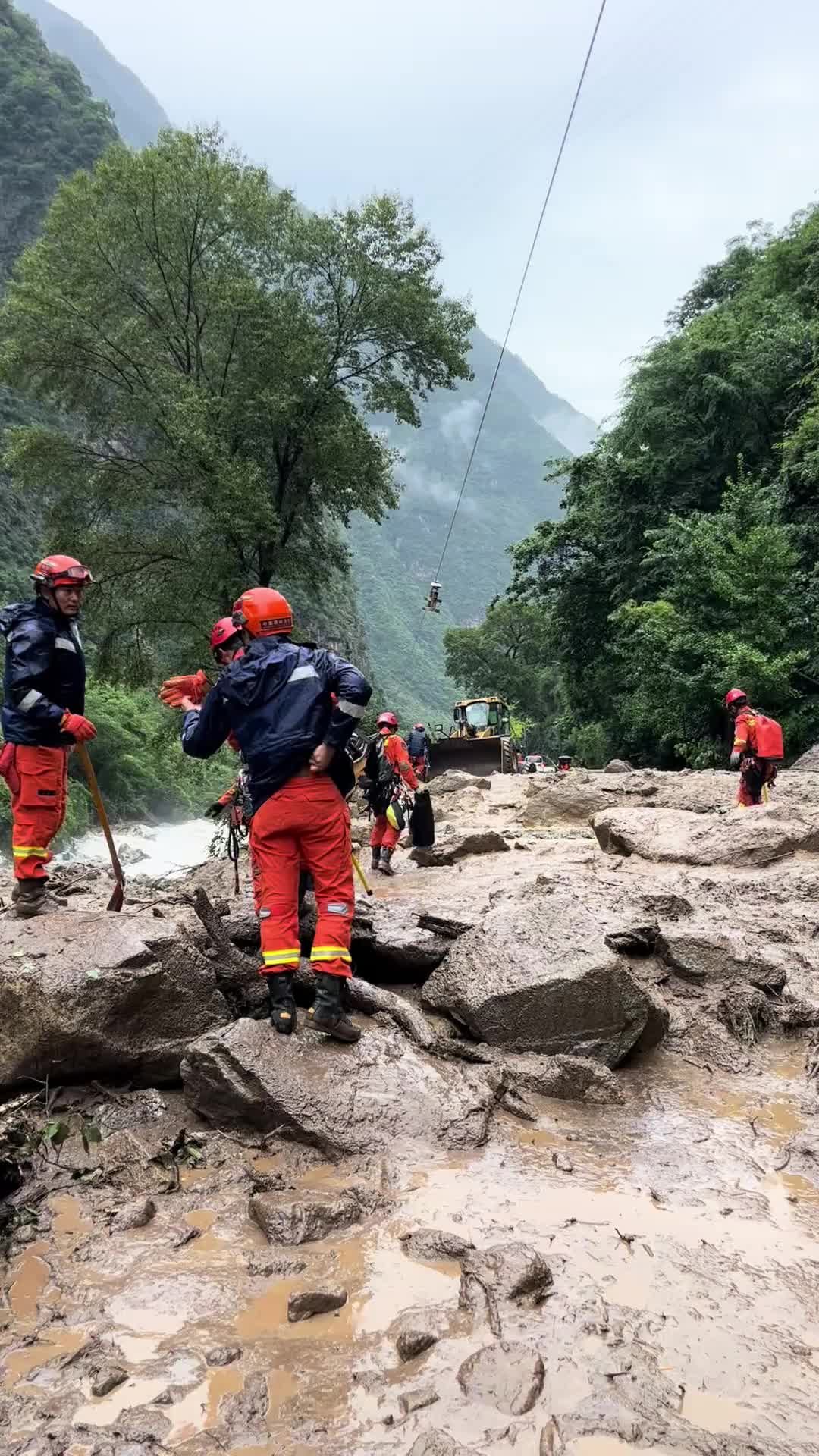 康定-姑咱段突发地质灾害道路中断,过往车辆请勿前往