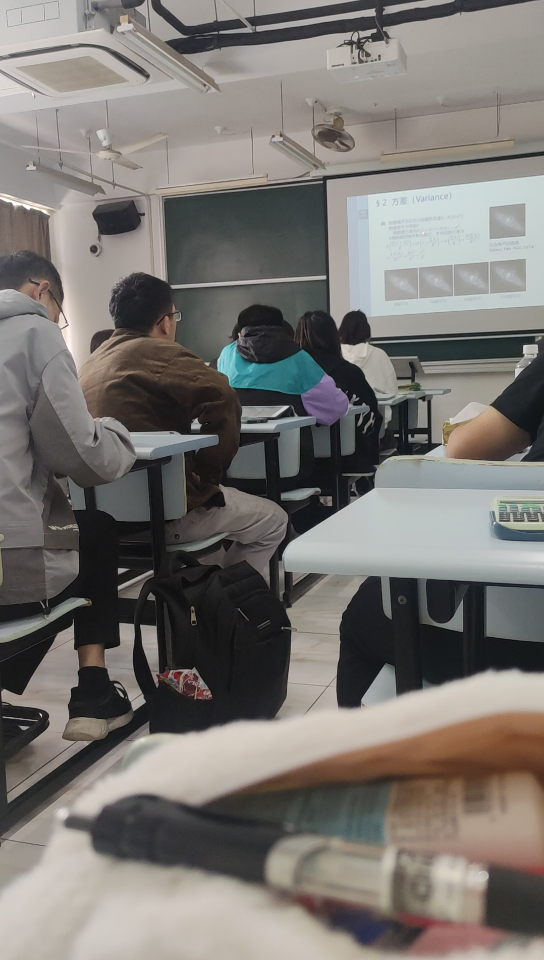 当代大学生课堂抖腿合奏