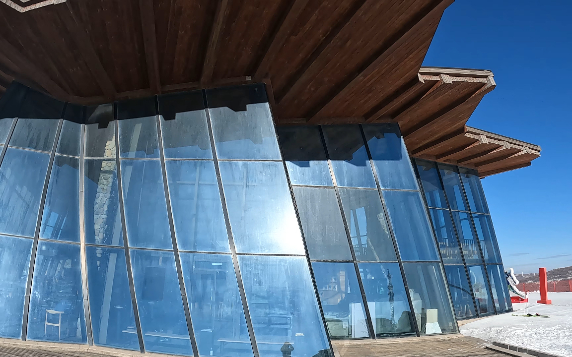 冬奥会前平静的云顶滑雪场的山顶金花阁,一切都在稳步运行和筹备中