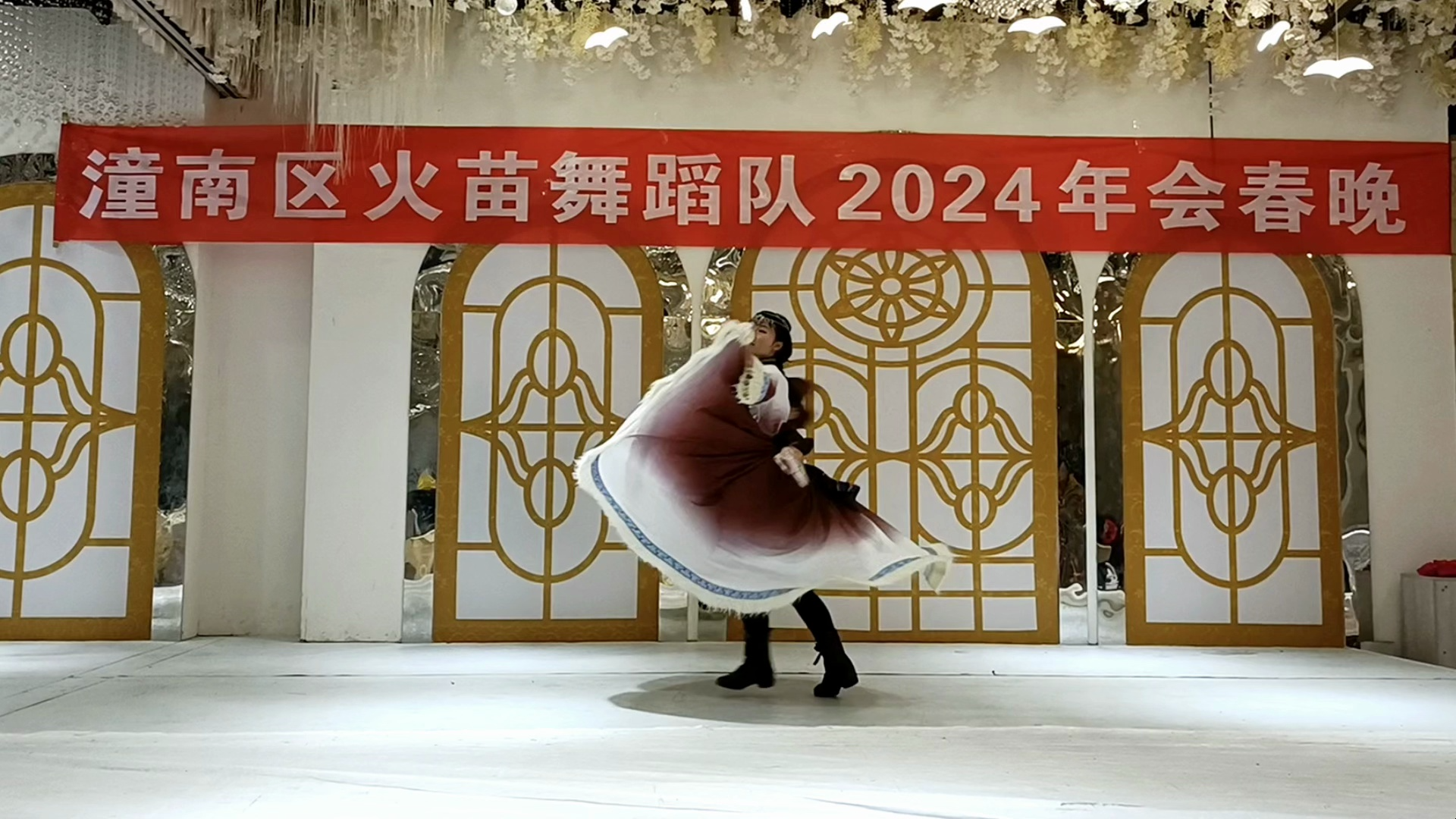 重庆蜻蜓广场舞《次仁拉索》小火苗黄俊铭演示,获银奖舞蹈