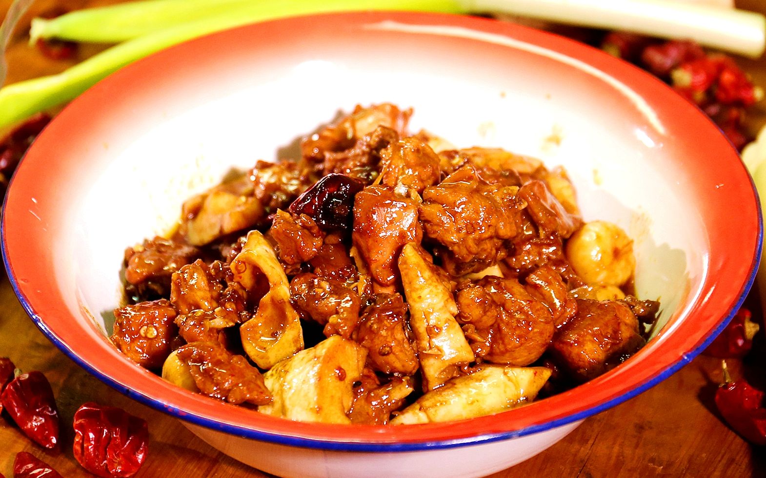 【火筵家常 苦笋红焖兔】火哥教你经典川菜家常红焖兔,有苦味笋子你吃