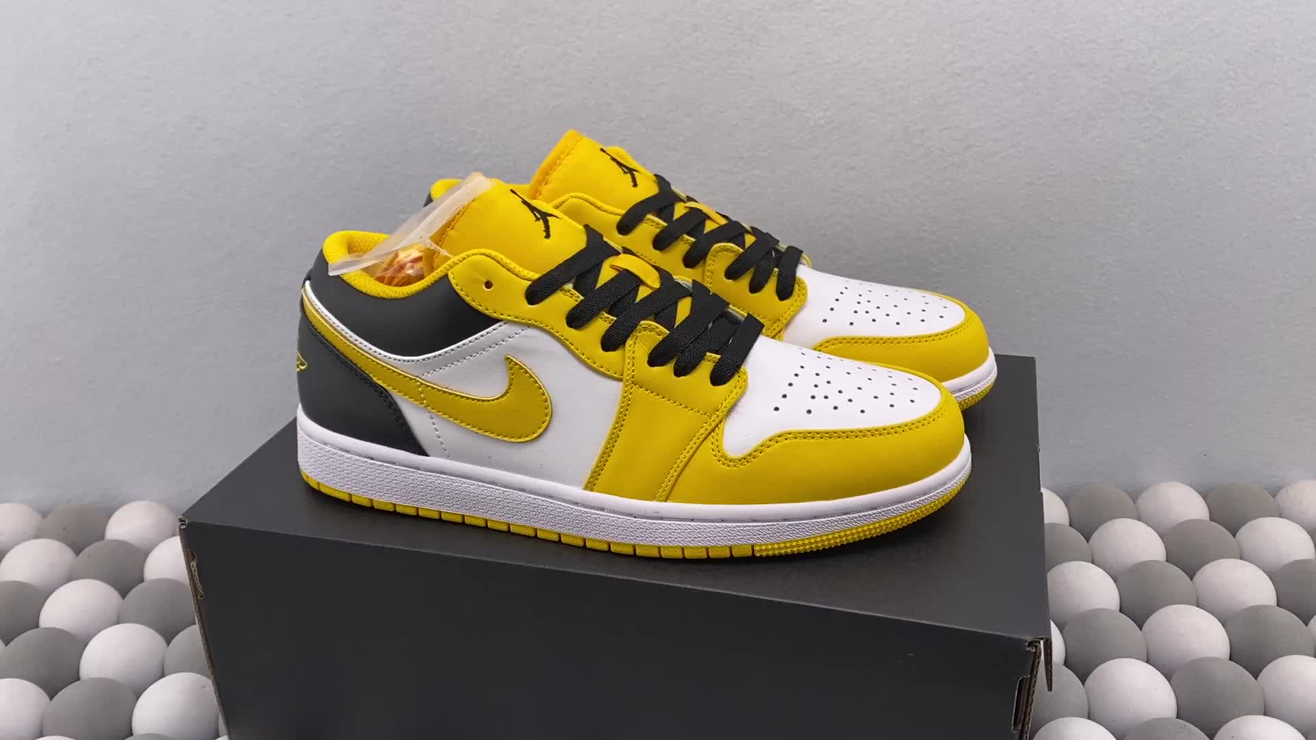 airjordan1lowtaxiaj1低帮古篮球鞋黄白q4qr