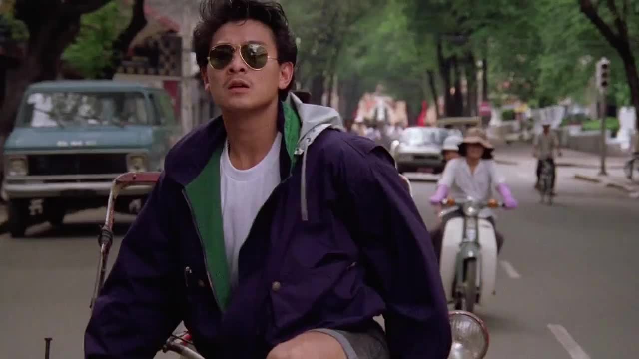 《爱人同志》:刘德华在越南街头横冲直撞,被公安抓起来了