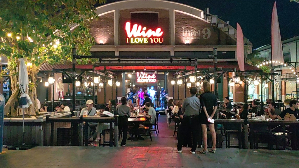 泰国曼谷,摩天轮夜市酒吧的驻唱活力四射,囊中羞涩的我只能坐酒吧外的