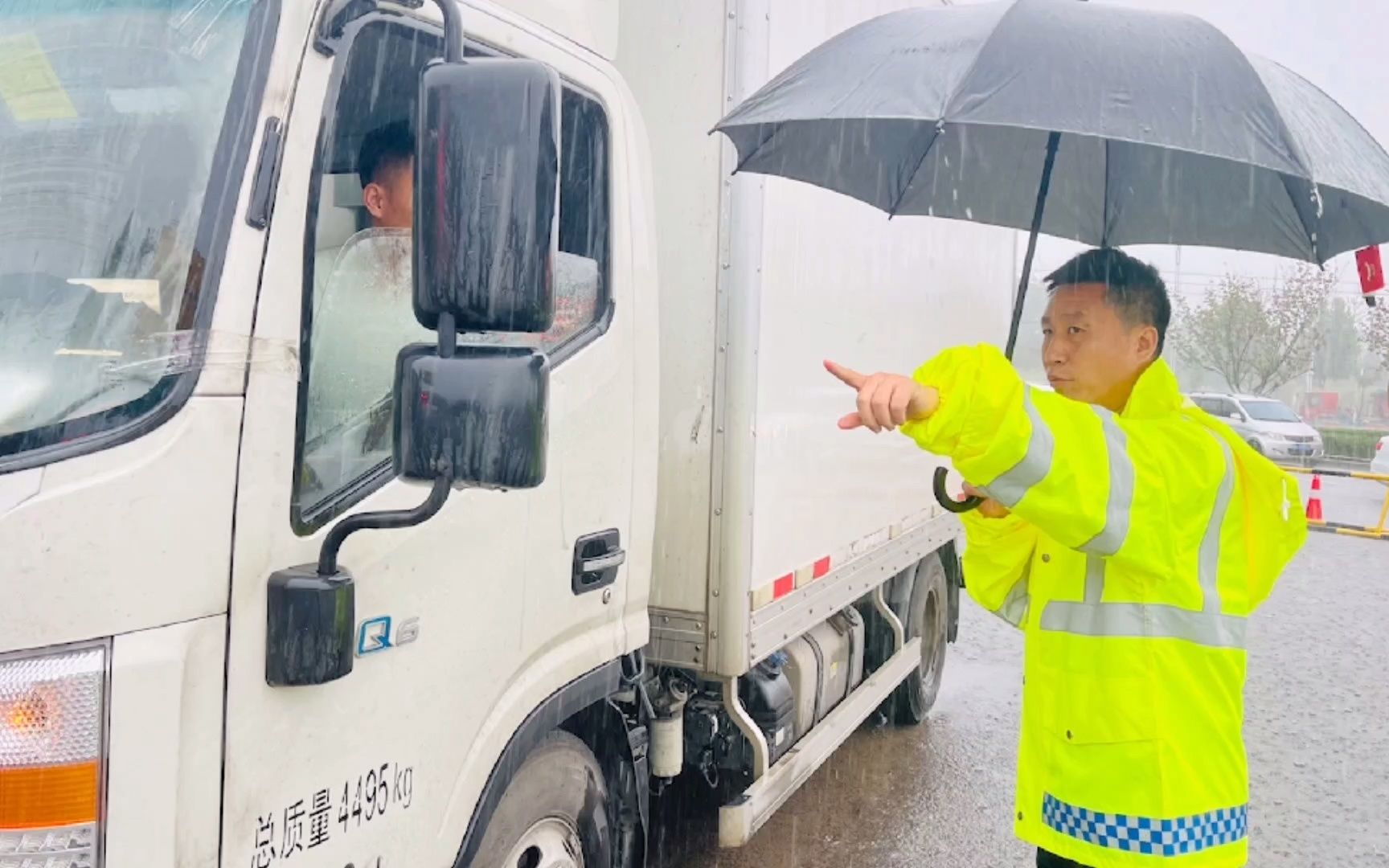 [图]暴雨中的坚守