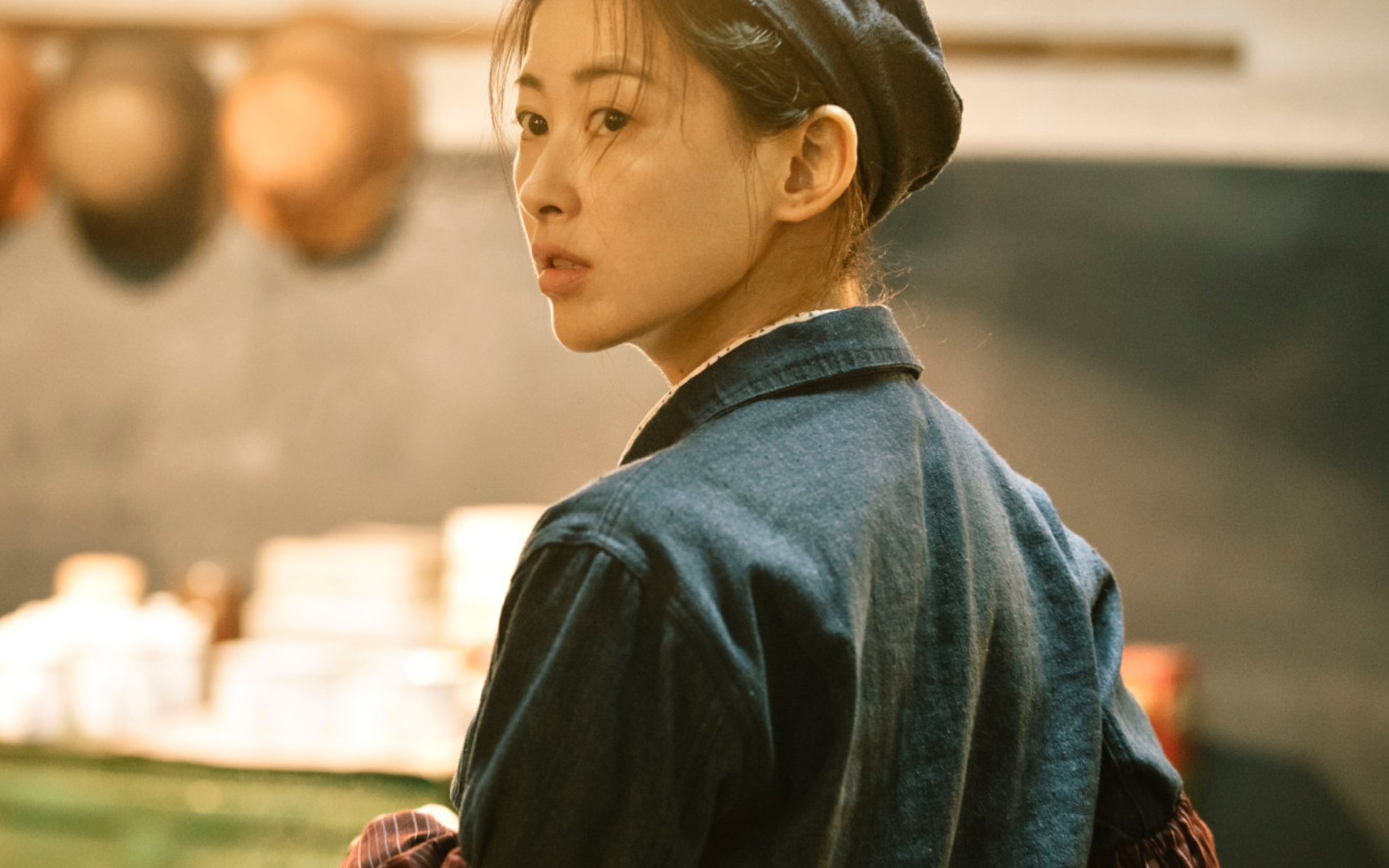 蓝白灰布料里拼出的一枝花.【朱珠/马素芹】