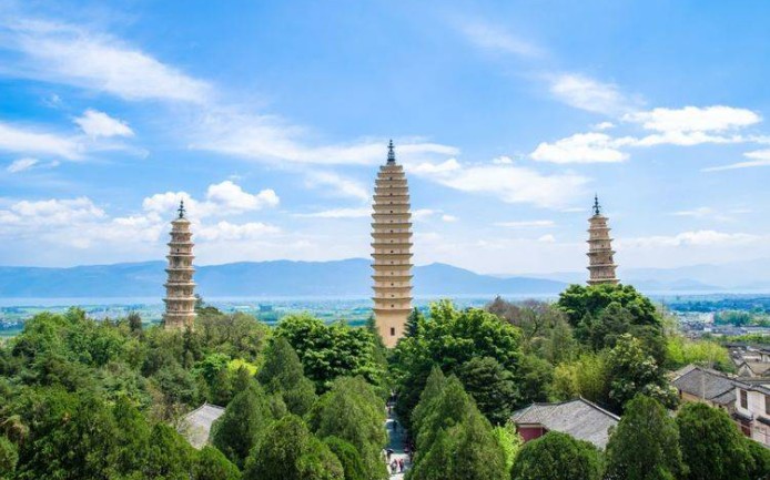 大理地标性建筑崇圣寺三塔