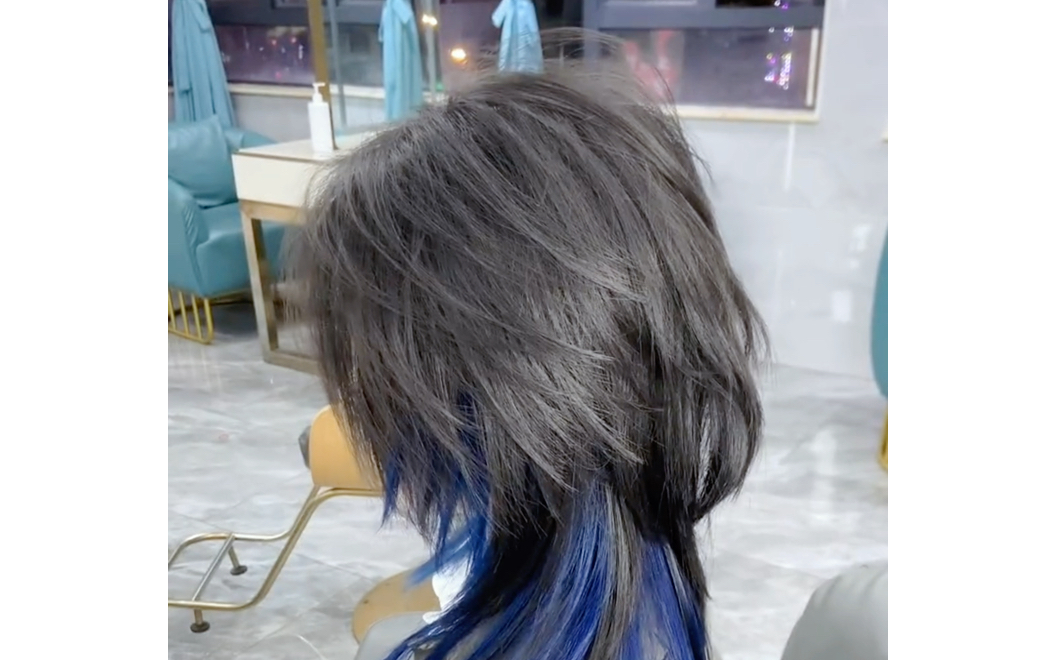 给18岁小姐姐换了一款狼尾鲻鱼头 搭配挂耳染海蓝色!简直酷爆了!