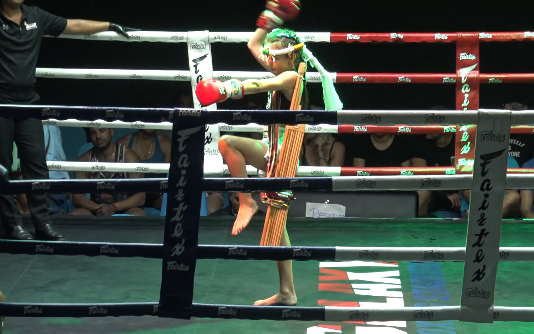 泰拳比赛泰拳儿童的比赛小粉拳锤你胸口jodiemccarthyvsyokpetgorjaro