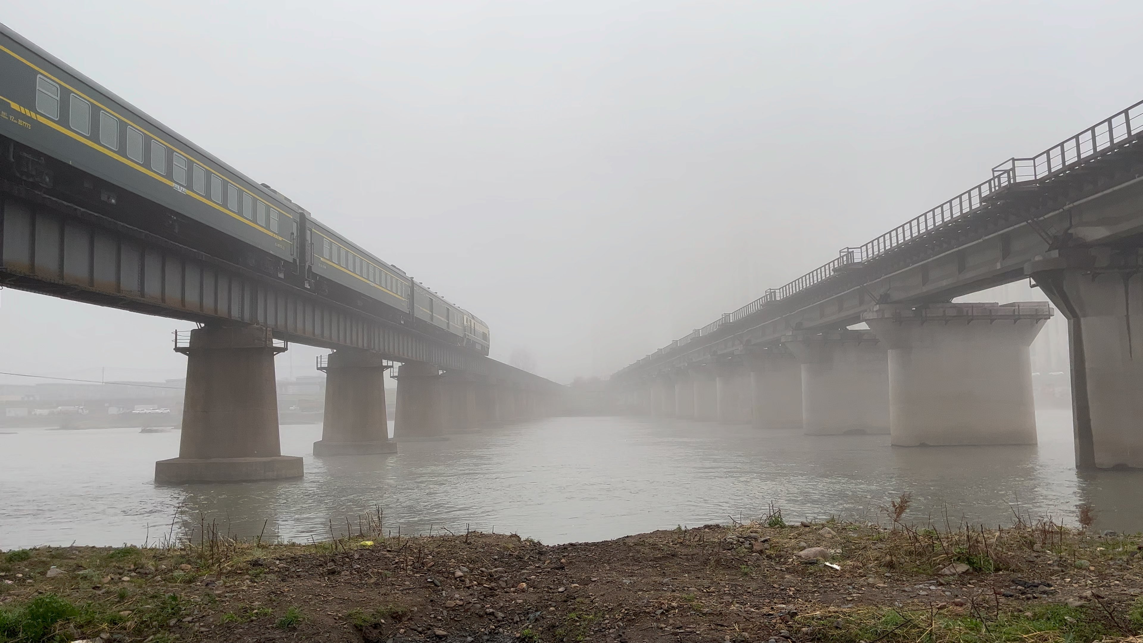 【雾中行车】客车k429次通过梅集线128km铁路桥准备进通化站