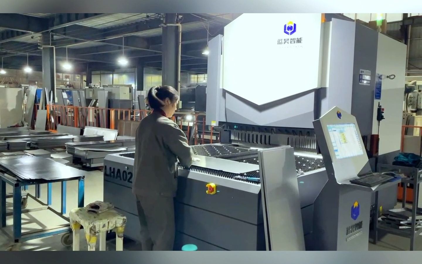 蓝昊智能柔性折弯中心——钣金高效折弯