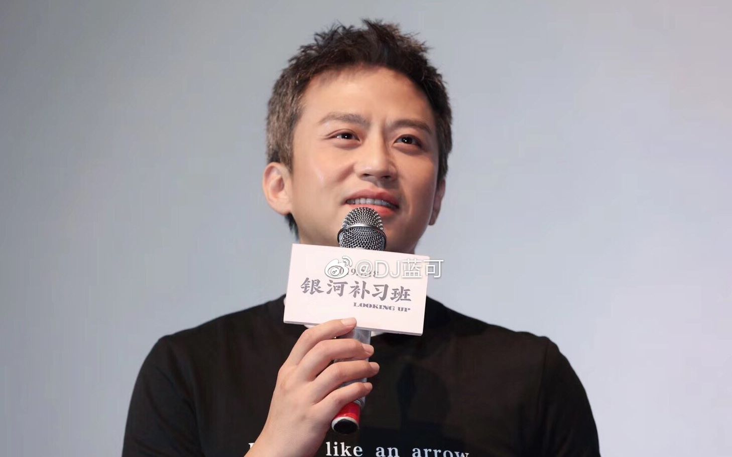 重庆路演结束后散场离开,超哥有特别停下来