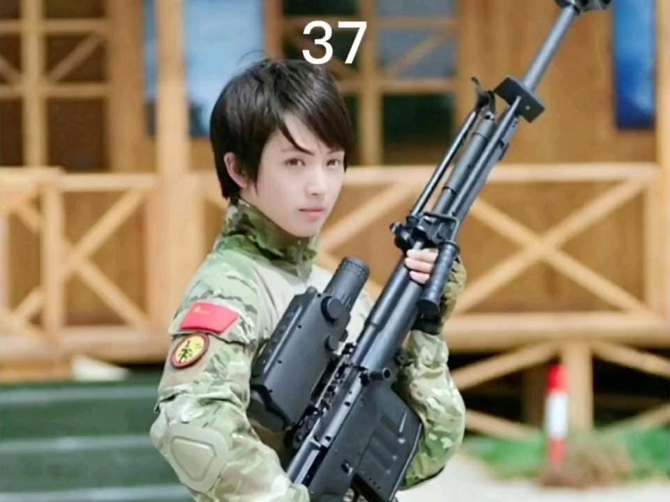 64 gox:/ 文艺兵唐笑笑在山林中跳舞,男兵们跟军犬都看傻眼了!