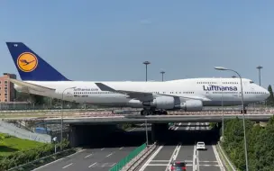 Скачать видео: 德国汉莎航空Boeing744过滑行桥