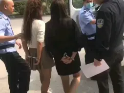 Descargar video: 敢问路在何方？两美女戴着手铐押上警车